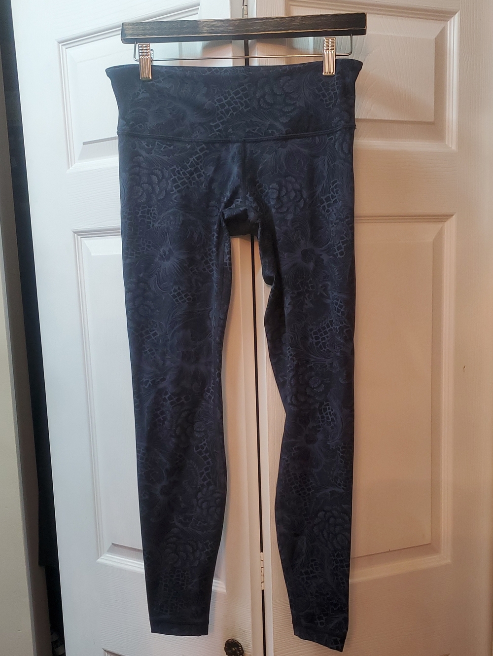 LULULEMON SIZR 8 Navy Floral Print Leggings